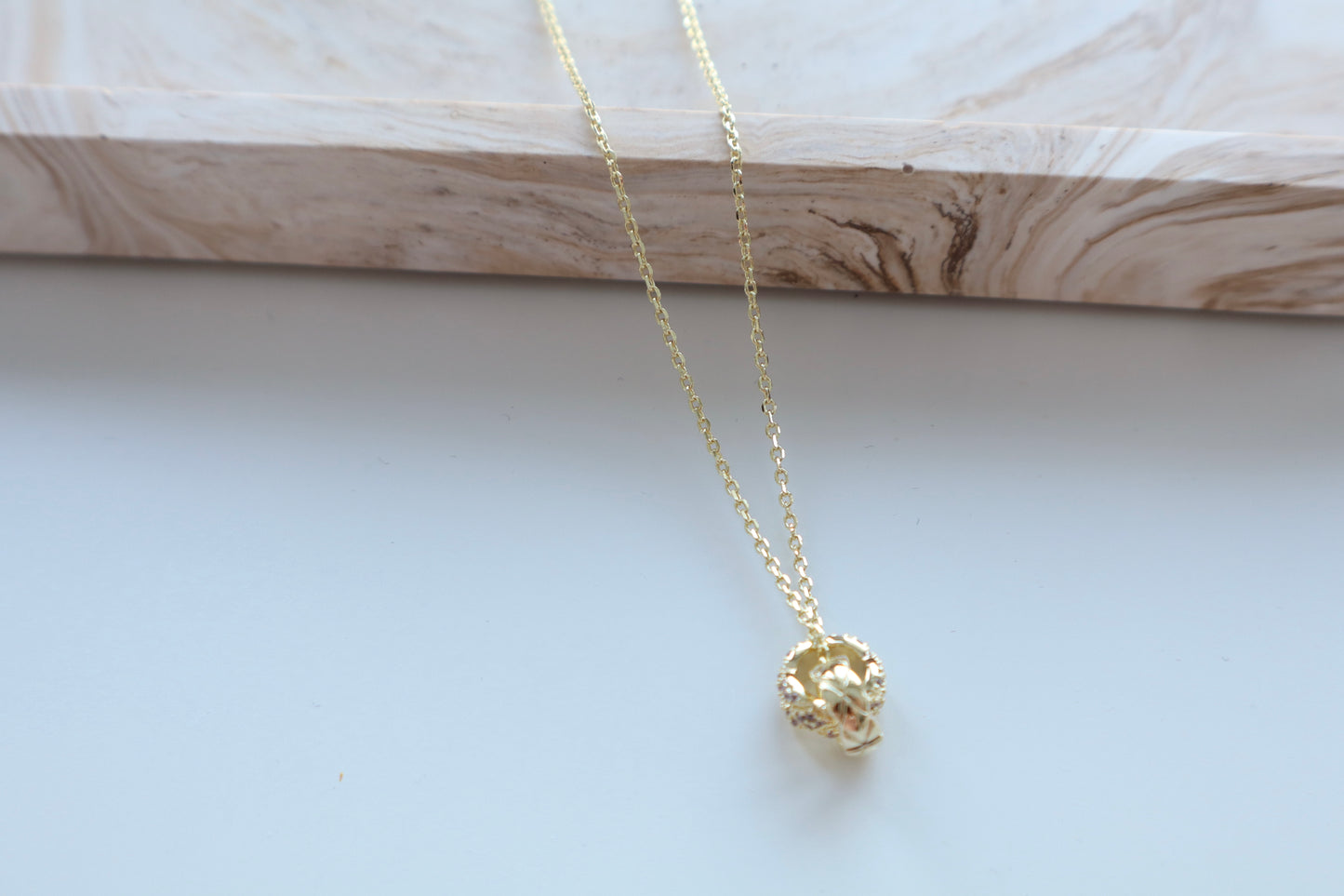 Interlocking circle necklace