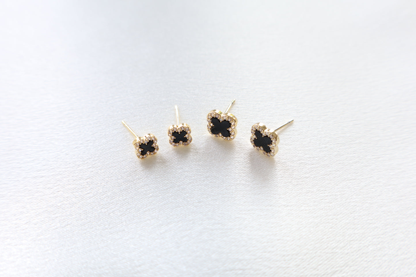 Emma studs (black)